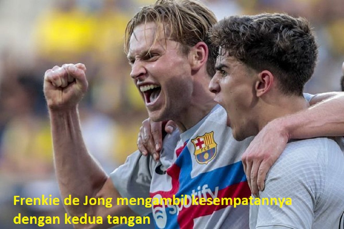 Frenkie de Jong mengambil kesempatannya dengan kedua tangan